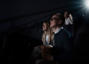 Se coló a sala de cine en medio de una película de terror y asustó a todos: el insólito momento quedó captado en VIDEO