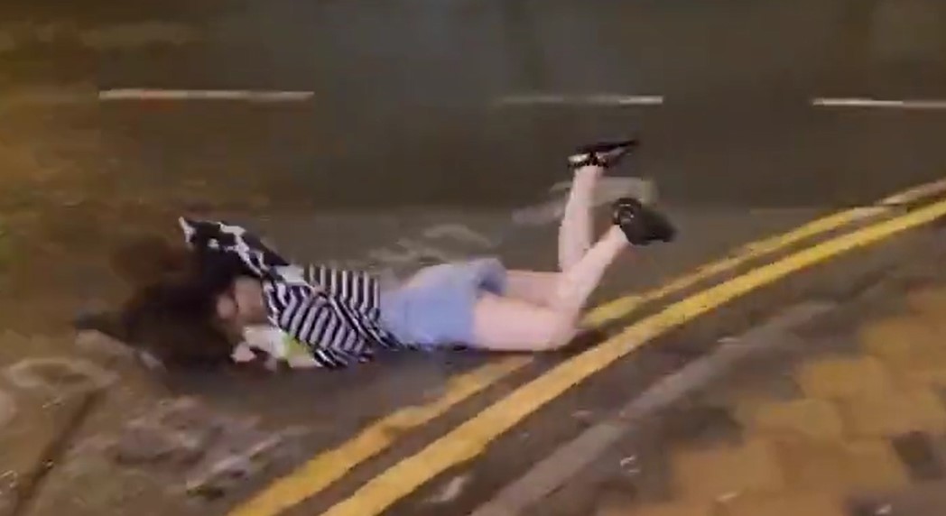 Mujer es arrastrada por las calles de Hong Kong por los fuertes vientos del súper tifón Saola (Video)
