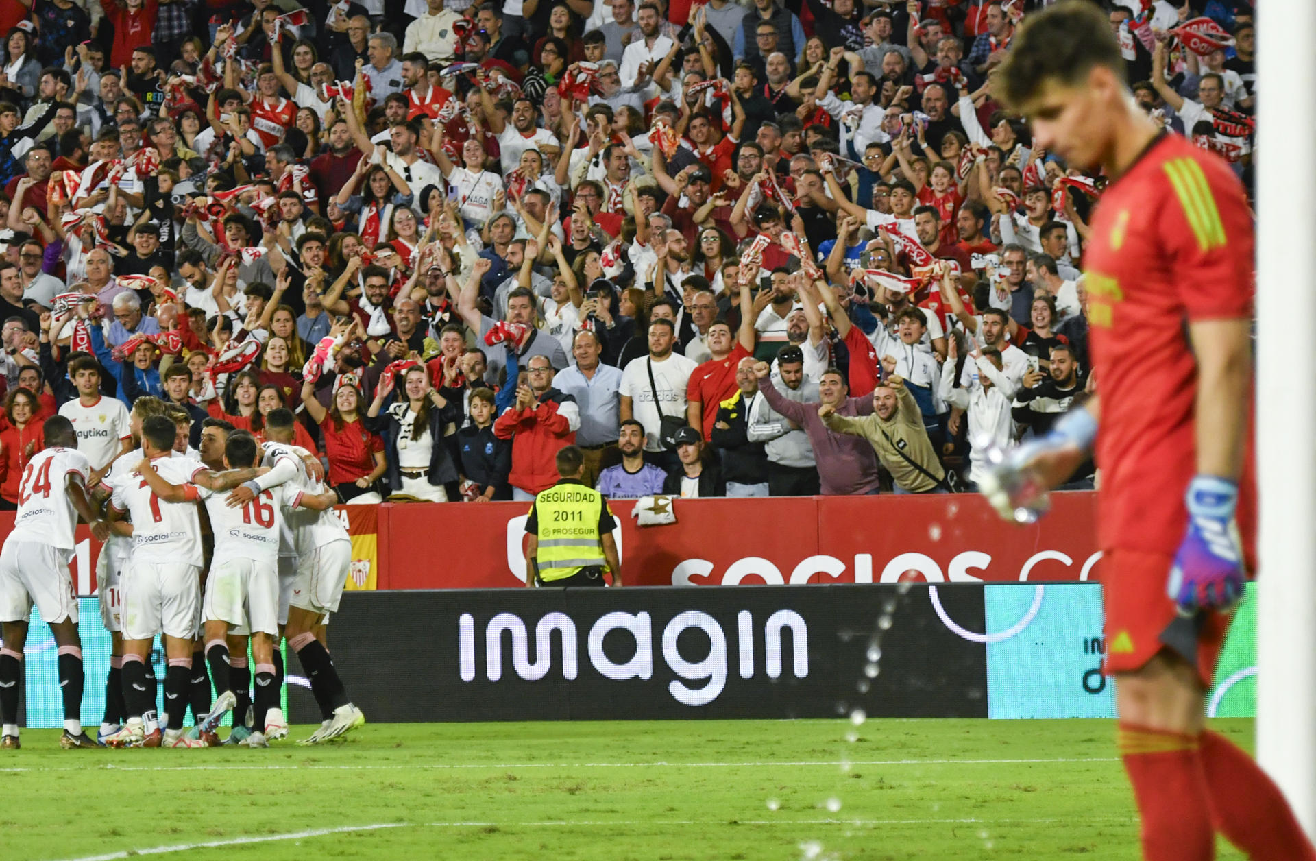 Sevilla expulsó del estadio a un aficionado por comportamiento racista