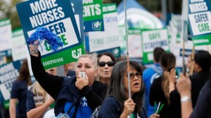 Comienza la mayor huelga de trabajadores de salud en la historia de EEUU