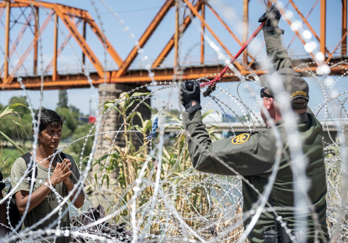 Texas demandó a la administración Biden por cortar alambre de púas en la frontera con México