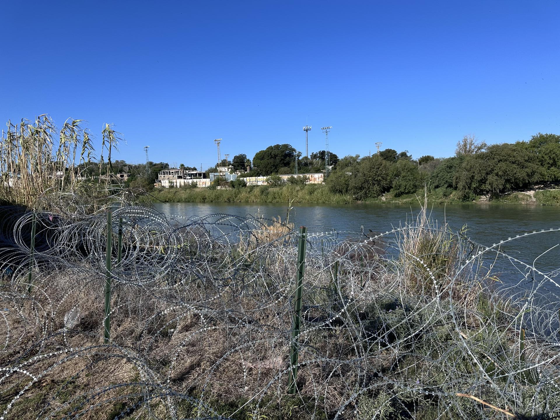 Gobernador de Texas desafía al Tribunal Supremo con el alambre de púas en la frontera con México