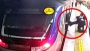 Así fue retirada inconsciente la joven iraní salvajemente atacada por la “Policía de la moral” en el metro de Teherán