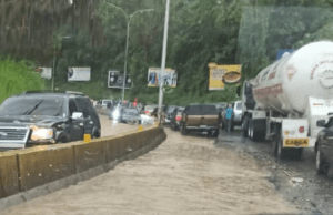 VIDEO: Carretera Panamericana colapsó durante las fuertes lluvias en Los Teques este #1Oct