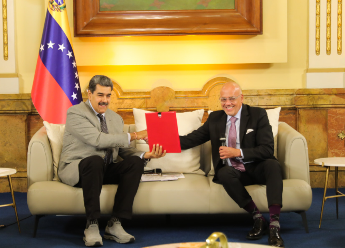 Jorge Rodríguez celebró con sonrisa burlona el cese de las sanciones petroleras (Video)