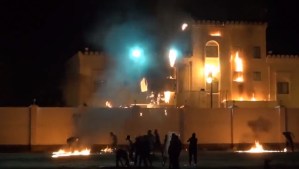 EN VIDEO: Manifestantes pro Hamás incendiaron con bombas molotov la embajada de Israel en Baréin