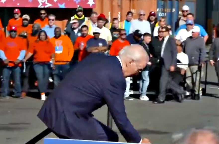 Otro tropezón de Joe Biden: casi se cae al subir a un escenario en Filadelfia (VIDEO)