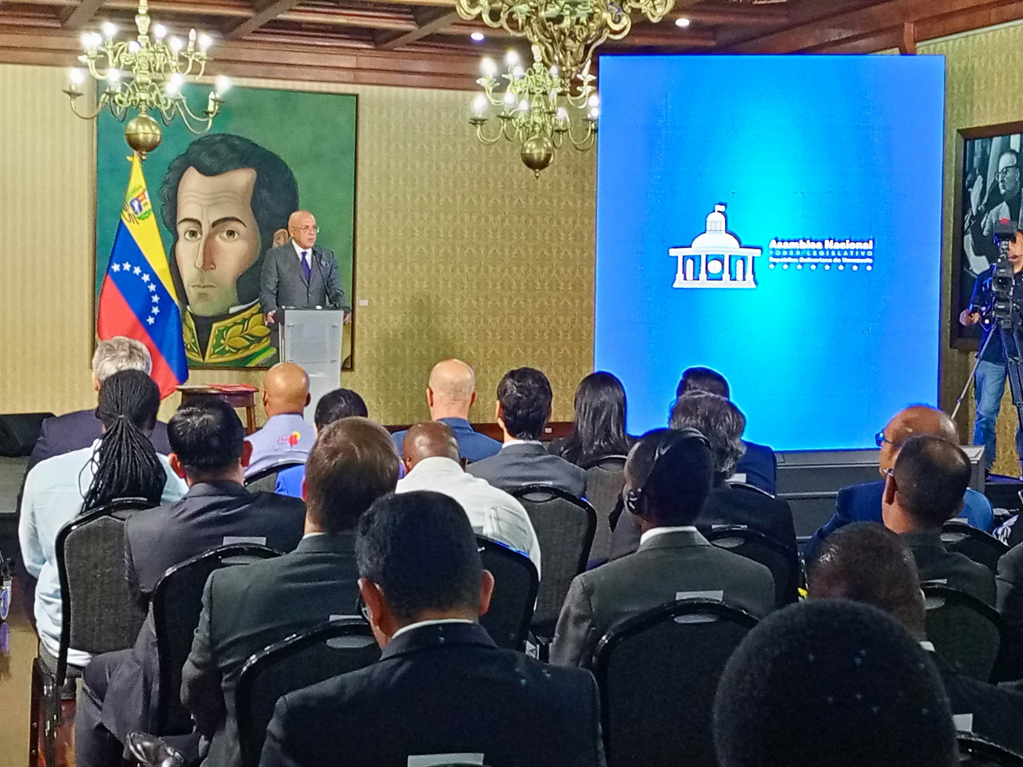 Jorge Rodríguez entrega al Cuerpo Diplomático las “pruebas” del presunto fraude en la Primaria