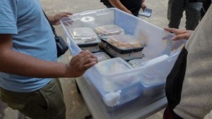 Sin licencia, inmigrantes venezolanos venden arepas en las calles de Chicago mientras esperan permisos de trabajo
