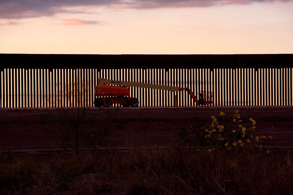 Gobierno de Biden renuncia a 26 leyes federales para permitir la construcción del muro fronterizo en el sur de Texas