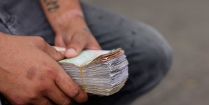 Casas de cambio callejeras, otra cara de la dolarización en Venezuela (Video)