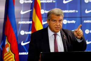 El “Caso Negreira”, la mancha venenosa del fútbol español que no para de crecer y acosa al Barcelona