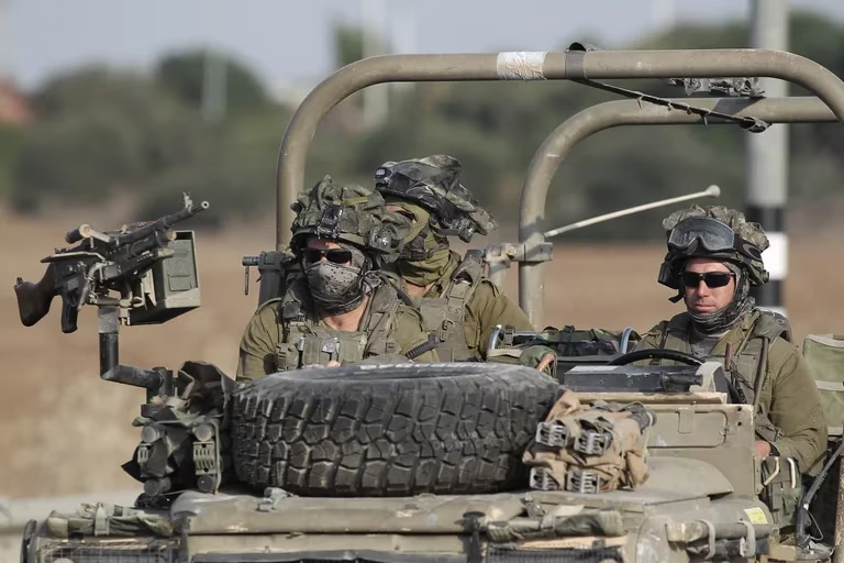 Israel rodea Gaza con tanques y tropas, mientras que Hamás se alista para una batalla urbana