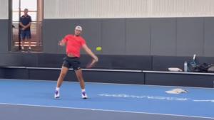 EN VIDEO: tras someterse a una operación de cadera, Rafa Nadal vuelve a la cancha de tenis