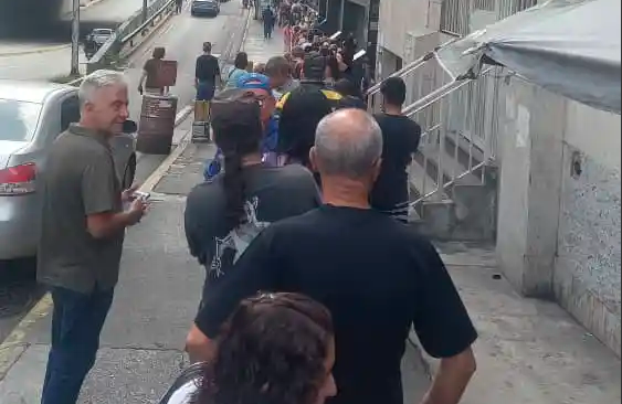 En la Avenida Fuerzas Armadas, caraqueños llenan las calles para ejercer su derecho al voto en la Primaria (FOTO)