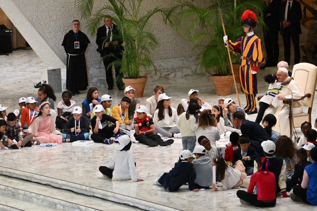 “Bebe un vaso de agua cuando estés enojado”, aconseja el Papa a los niños