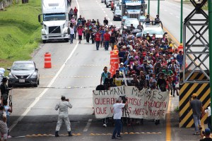 Migrantes, entre ellos venezolanos, salen desde el sur de México para unirse a la caravana más numerosa del año
