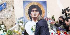 Nápoles recuerda y homenajea a Maradona en el tercer aniversario de su muerte