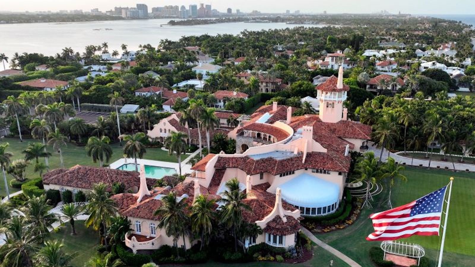 Juicio por los documentos de Trump podría sentar en el banquillo a varios trabajadores de Mar-a-Lago