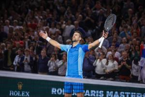 Djokovic sacó a Rune del Masters de París y quedó a un paso de su novena final