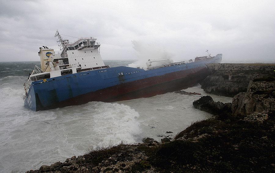 Italia busca desencallar un buque varado en las costas sicilianas