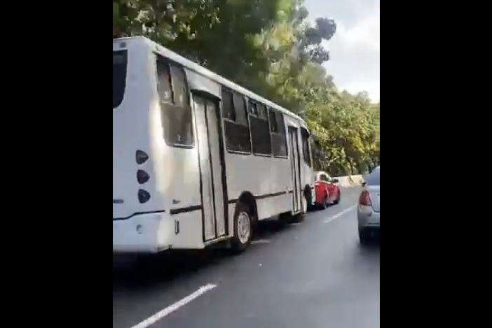 Conductores de autobús practican peligrosas maniobras en las autopistas caraqueñas (Video)