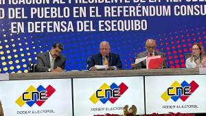CNE consigna a Jorge Rodríguez y a Nicolás Maduro el acta de notificación que concluye el referéndum consultivo