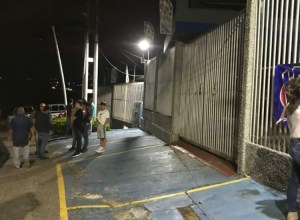 Funcionarios de la Dgcim sacan vehículos de concesionario intervenido en San Cristóbal sin autorización