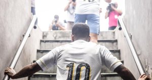 El futbolista venezolano que heredará la “10” del Santos que tenía Soteldo (Fotos)
