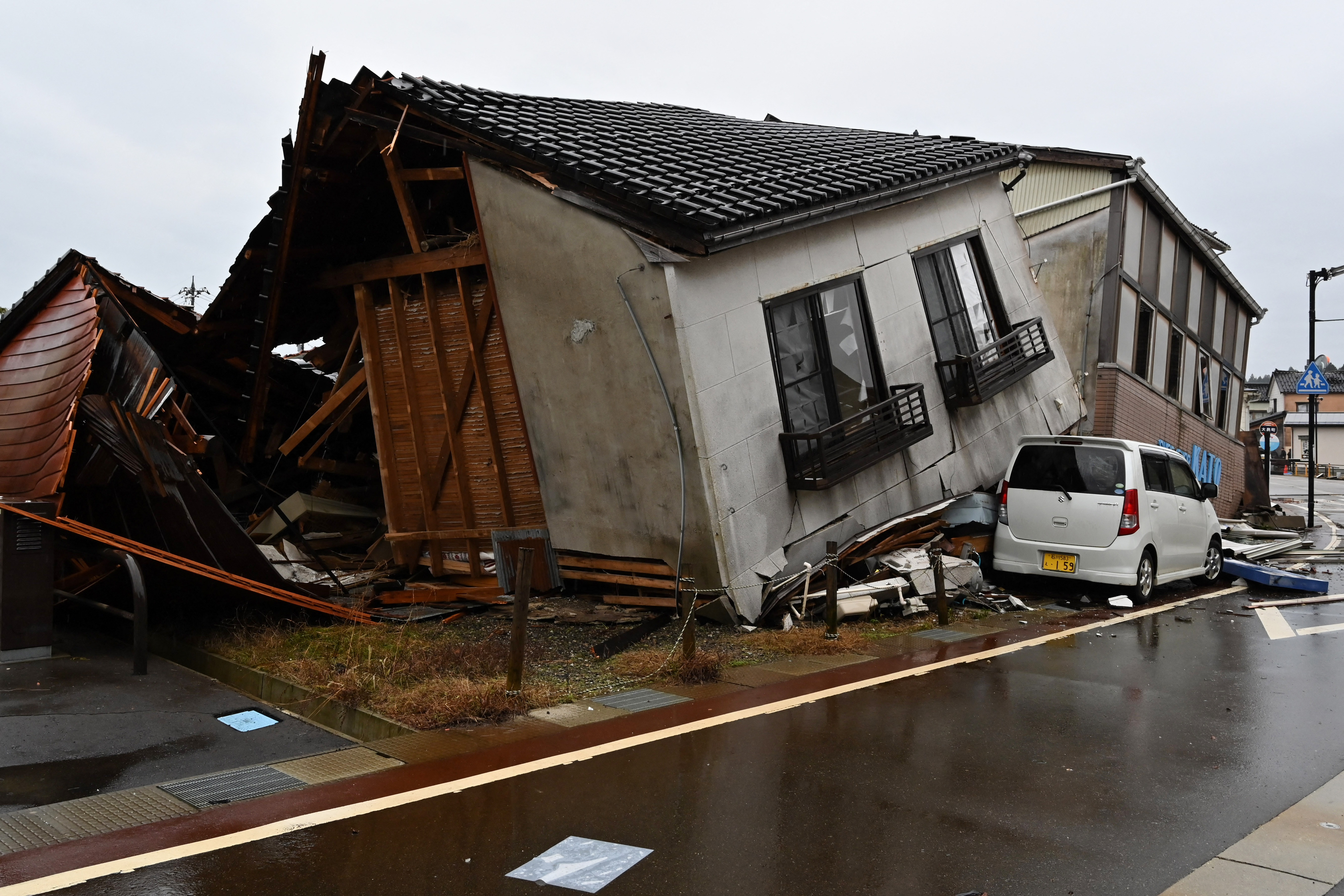 Cifra de muertos por potente terremoto en costa oeste de Japón supera los 70