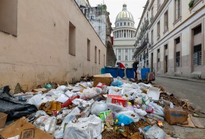 Los “buzos” de La Habana: sumergirse en la basura para subsistir la crisis en Cuba
