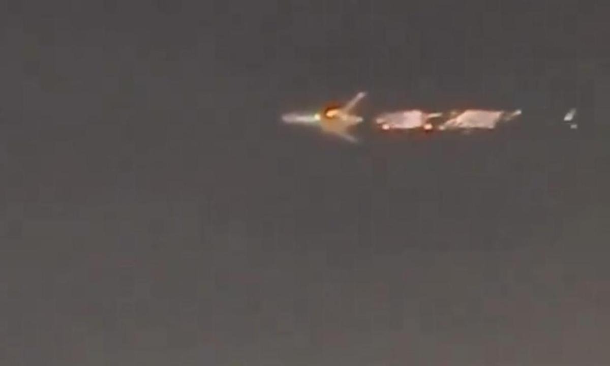 VIDEO: Un avión en llamas cruza el cielo de Miami… motor se incendió al despegar