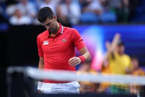 Djokovic sufrió una lesión que podría sacarlo del Abierto de Australia
