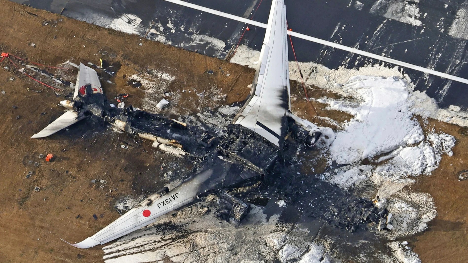 Así quedó el avión Airbus A350 calcinado por las llamas en el aeropuerto de Tokio (Fotos)