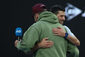 Entre besos, berrinches y consejos surrealistas: Djokovic vacila con Kyrgios en el Abierto de Australia (Videos)