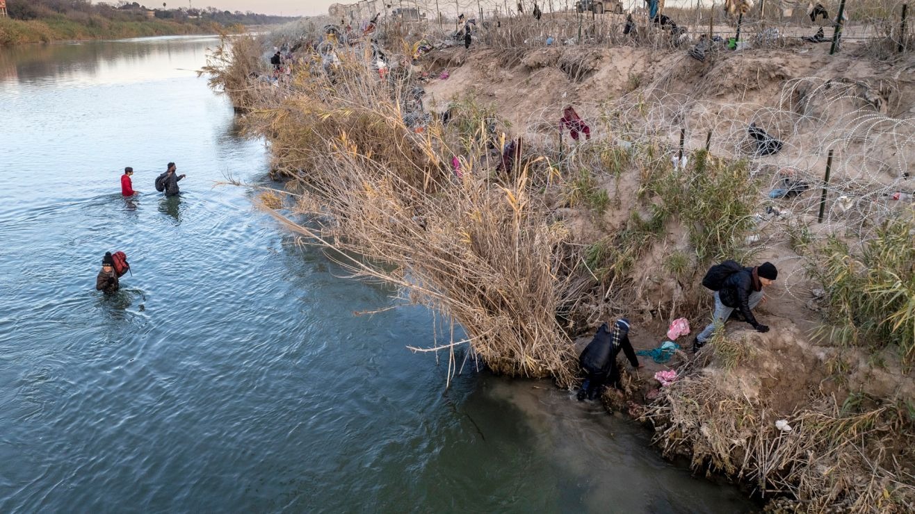 Gobernador de Texas culpó al gobierno de Biden por la muerte de migrantes que intentan llegar a EEUU