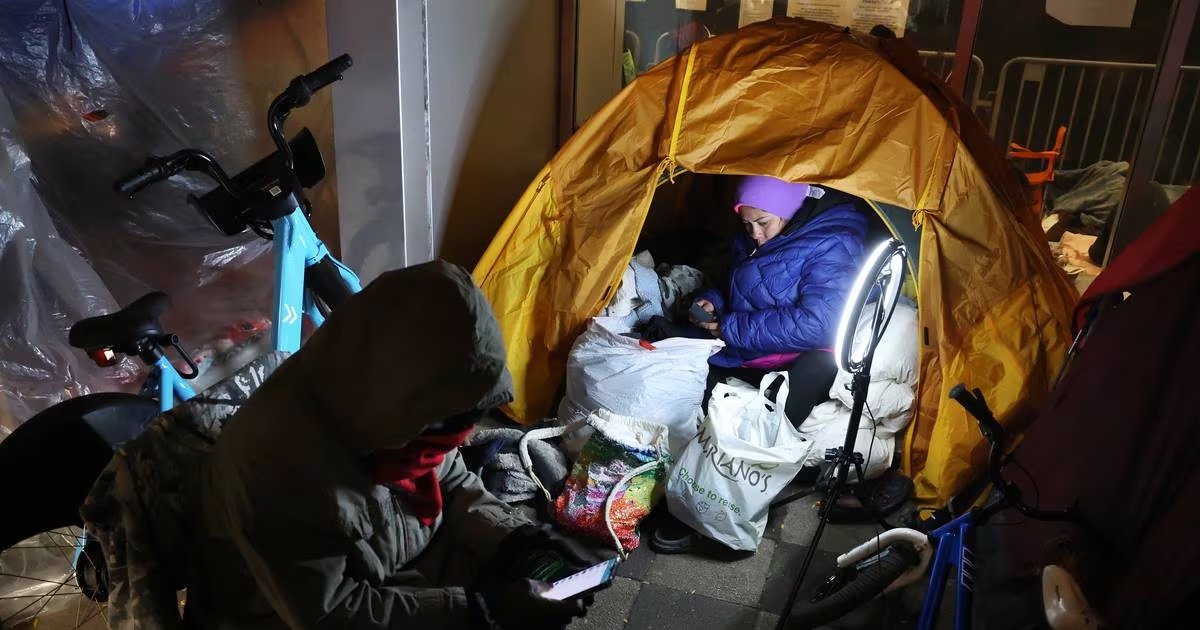 “Prefiero morirme de frío que irme a un refugio”: migrantes venezolanos en Chicago deciden dormir en carpas