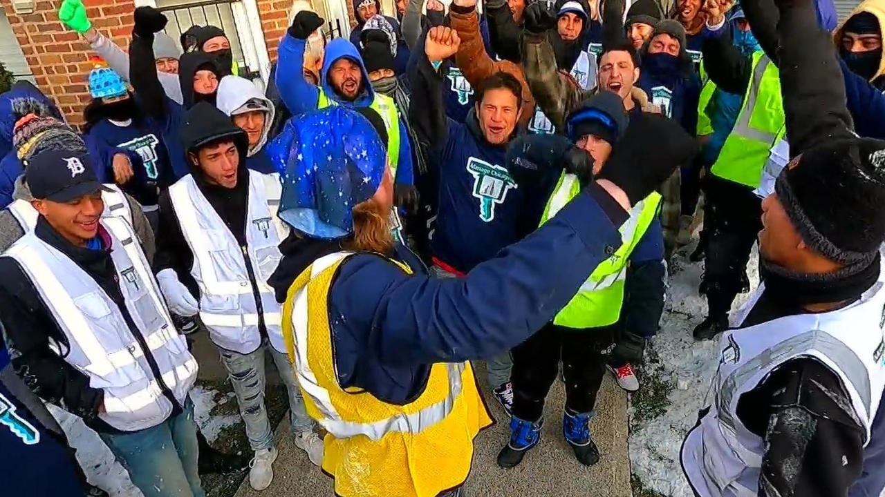 “Aquí hay 60 venezolanos”: hombre asumió la misión de ayudar a solicitantes de asilo en su edificio de Chicago