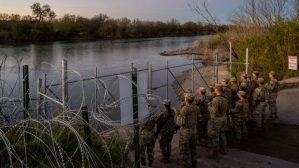 Autoridades de Texas comienzan a detener a migrantes en un parque público cerca de la frontera sur