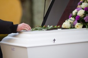 “Aún no sé si quiero el ataúd abierto“: fue a una funeraria para organizar el velorio para su PC (VIDEO)