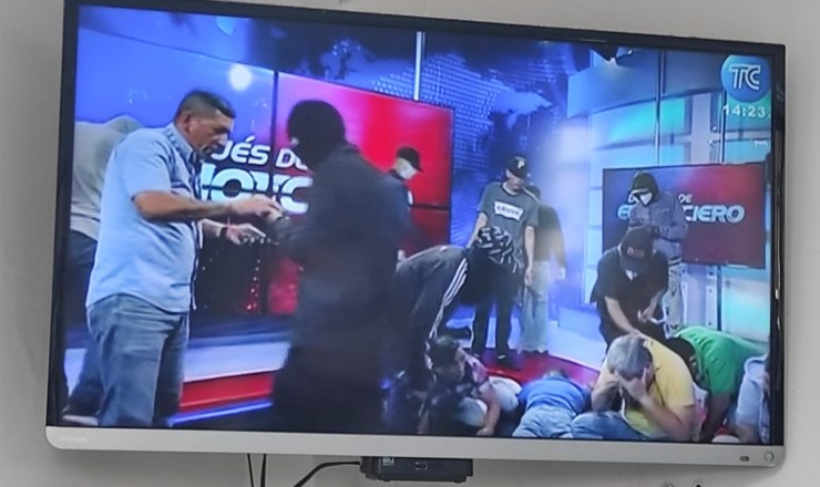 Hombres armados ingresan a canal de televisión en Ecuador y secuestran a todo el personal EN VIVO