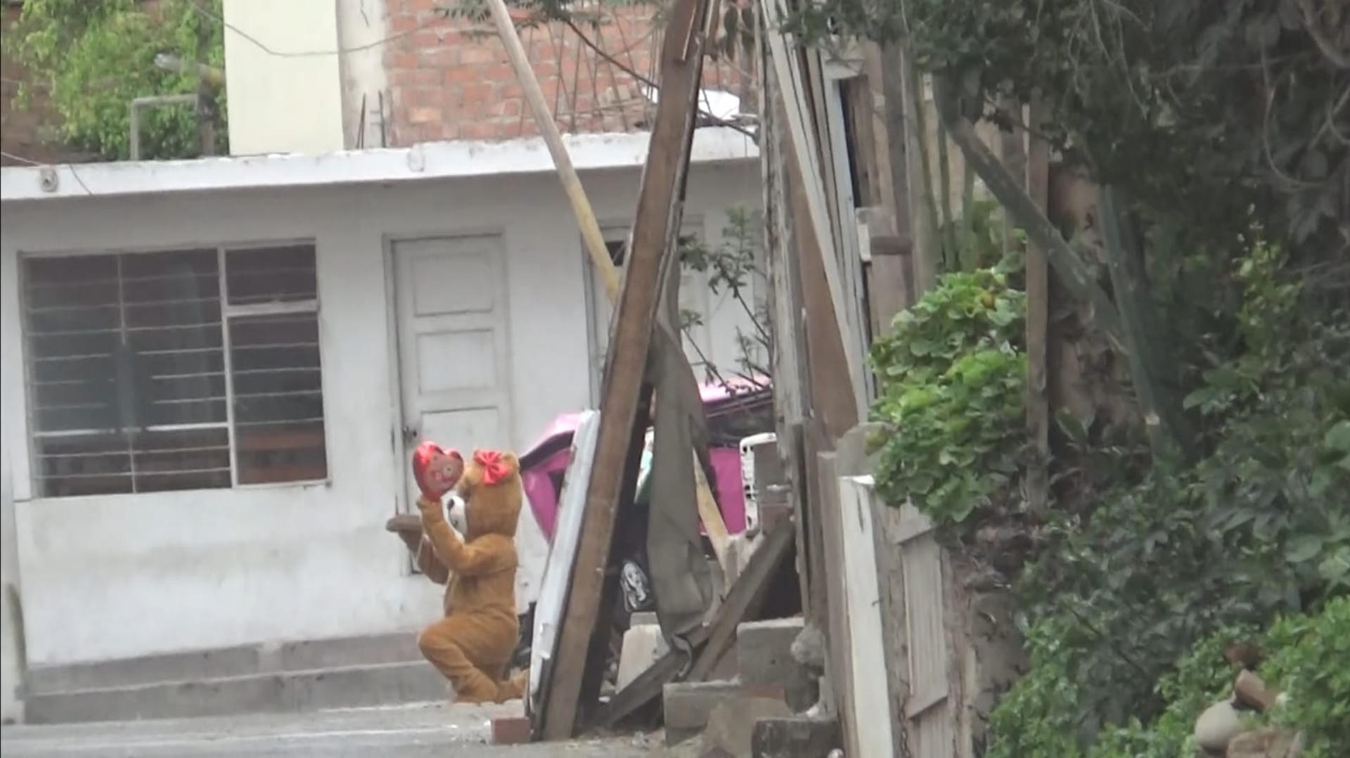 Policía del amor: agente de Perú se disfraza de oso gigante de San Valentín para detener a delincuente (Imágenes)