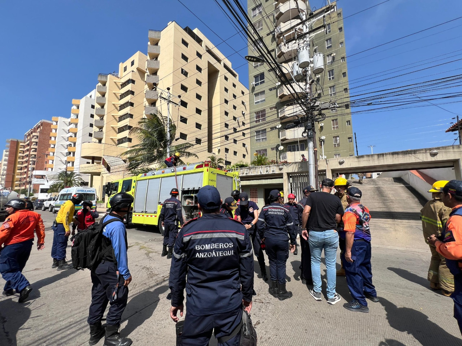 Bomberos controlan incendio en residencias en Lechería: No se reportan heridos