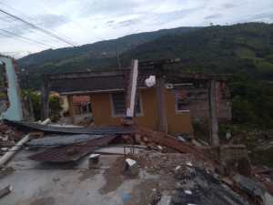 Varias familias compraron terreno para construir sus casas en Táchira y ahora unos vecinos lo invadieron