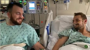 Joven en Denver estaba enfermo, necesitaba un trasplante de riñón y su cita de Tinder lo salvó