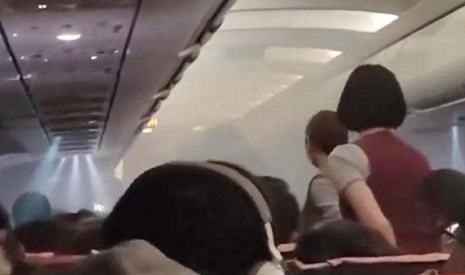 El aterrador momento en que batería externa de avión entra en combustión en pleno vuelo en China (VIDEO)