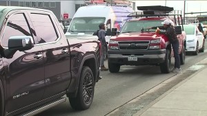 Venezolano limpiaba parabrisas en calle de Denver hasta que policía le impuso una multa exorbitante
