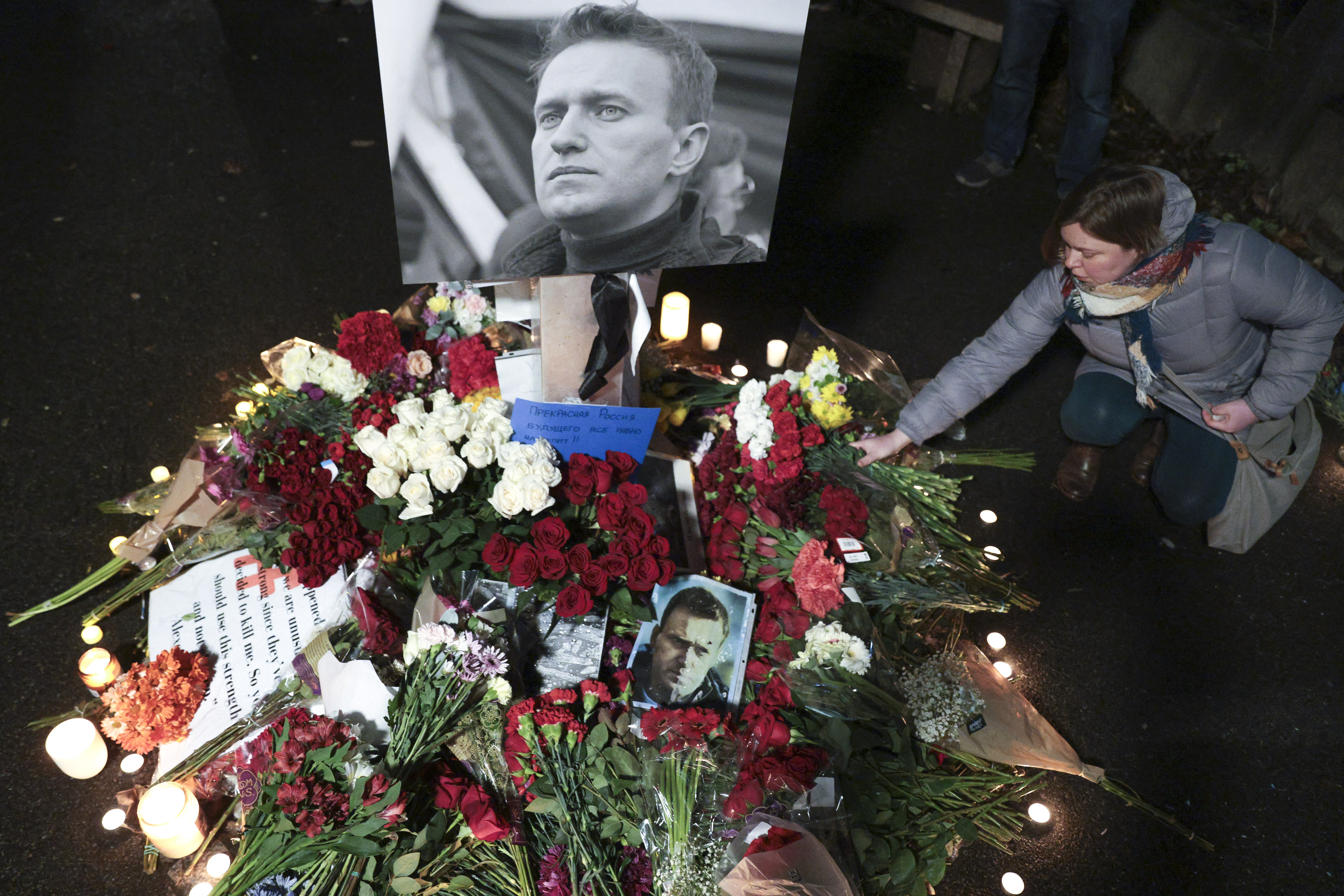 Seguidores de Navalni se concentran frente a su tumba el día después de su entierro (FOTOS)
