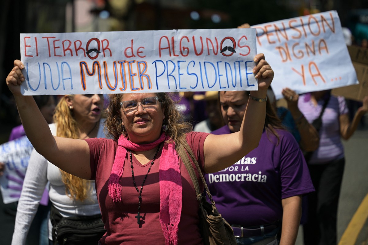 La contundente protesta de las venezolanas en su día por salarios y pensiones dignas (Fotos)