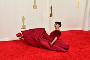 Imágenes: aparatosa caída de Liza Koshy en la alfombra roja de los Oscar acapara la atención de los asistentes